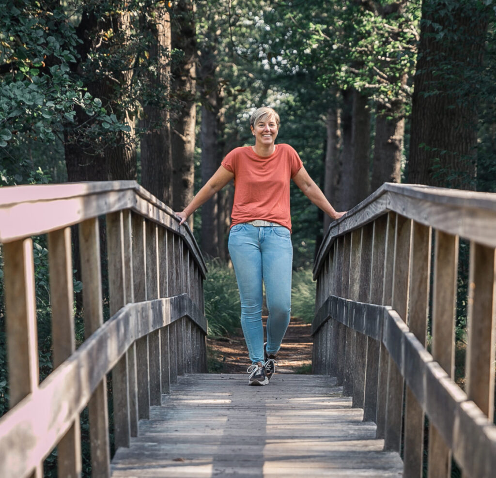 Ellen Baas lopend over een houten brug