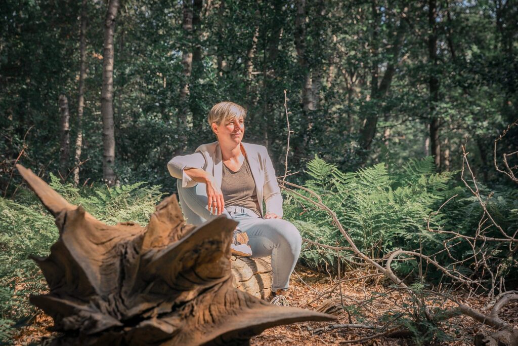 Ellen Baas in de natuur nadenkend over haar aanpak teamcoaching