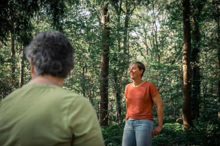 Ellen Baas bezig met natuurcoaching