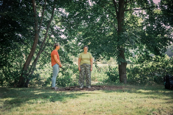 Ellen Baas die natuurcoaching geeft in het bos
