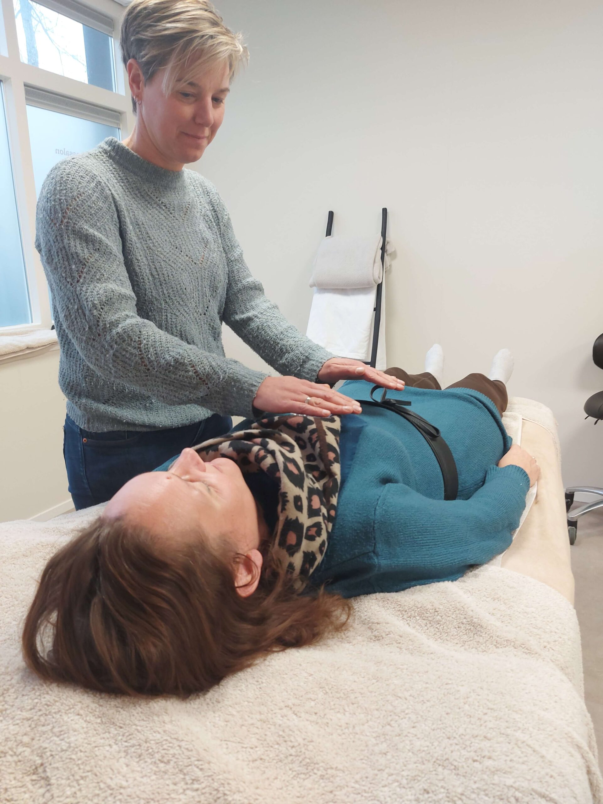 Ellen Baas die een Reiki en white time behandeling geeft